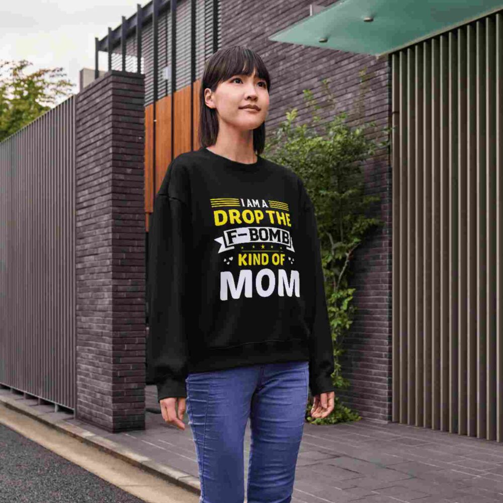 I am a drop the f-bomb kind of mom T-shirt - Image 3