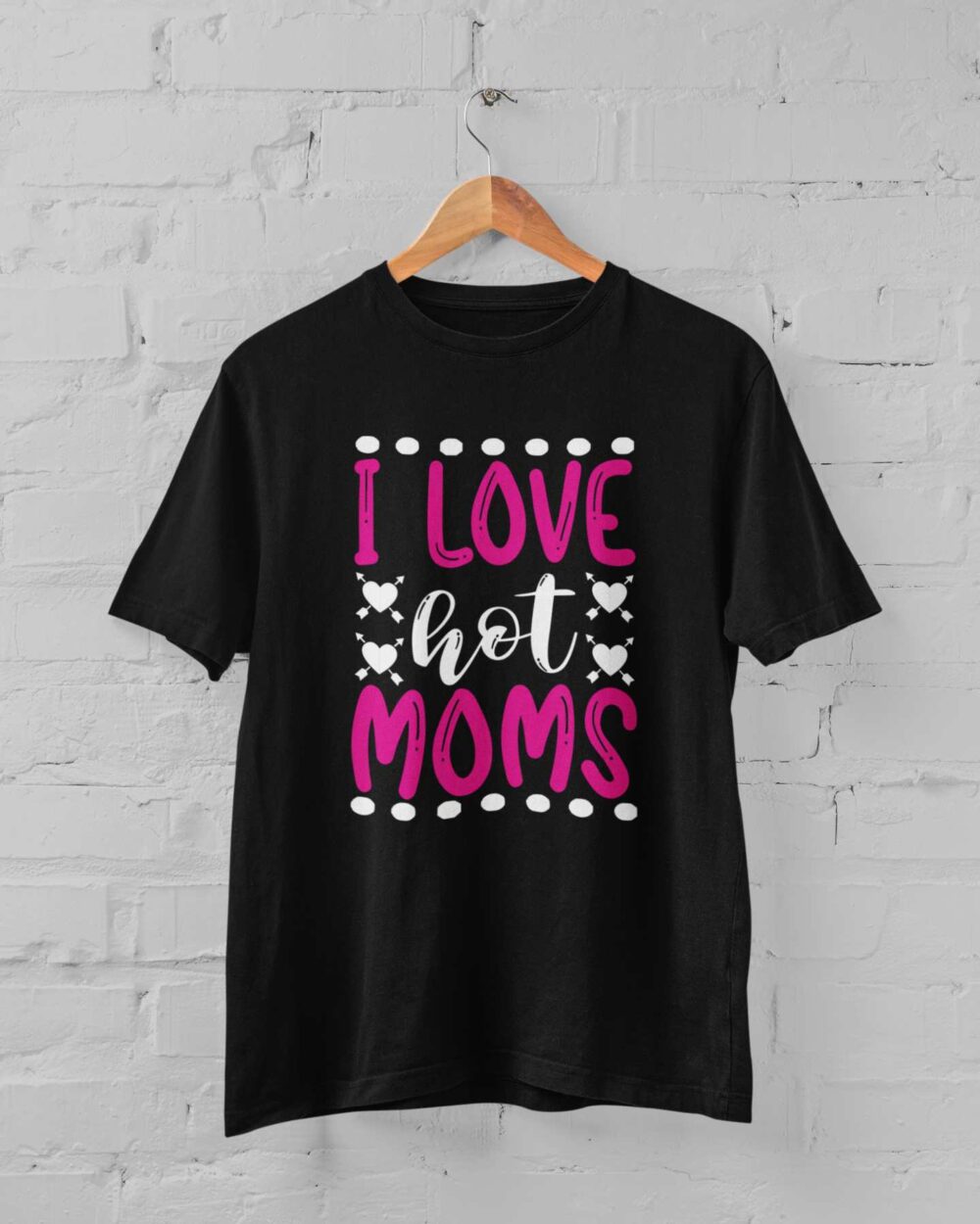 i love hot moms T-shirt
